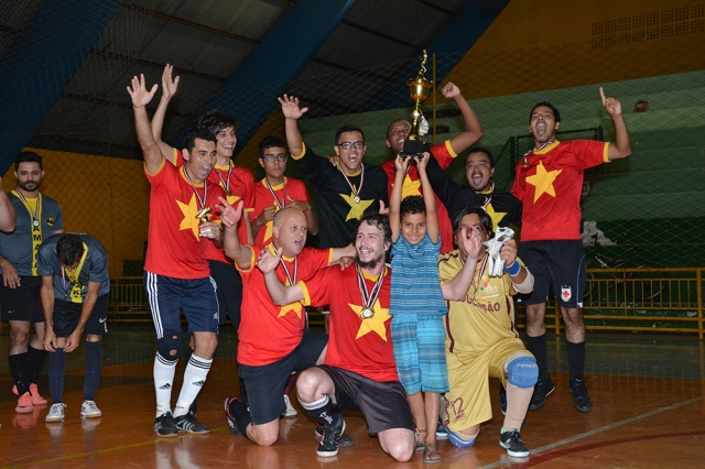 Jogadores comemoram conquista do título do Campeonato de Futsal