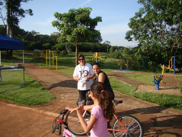 Agentes distribuem material educativo no Parque do Povo
