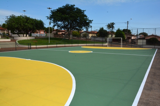 Vista da quadra poliesportiva da praça Marco Moretto; espaço também recebeu nova pintura