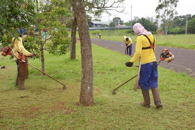 Limpeza de canteiros no Módulo Esportivo Zefiro Orsi