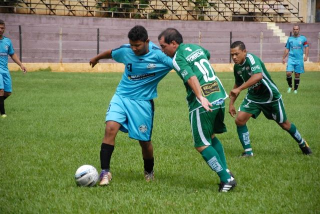 Lance do jogo entre Grêmio da Vila e Palestra (verde) pela Copa Lençóis 2014 (foto Wagner Gonçalves Assessoria de Comunicação e Cerimonial)