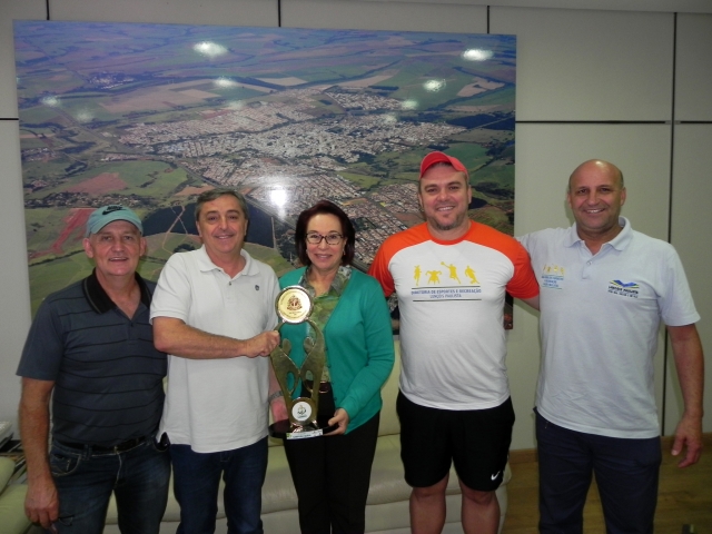 Prefeita Bel com o diretor José Lenci, coordenadores esportivos e o troféu conquistado pelo título na segunda divisão dos Regionais