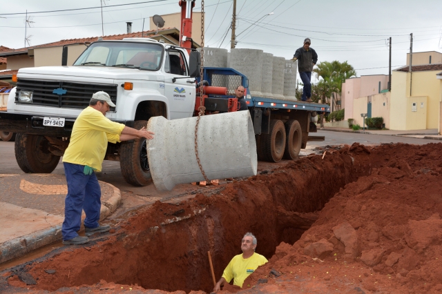 Rede de galerias na rua Anita Garibaldi; tubo usado na obra é produzido pela Fábrica de Tubos (foto Wagner Gonçalves/Assessoria de Comunicação e Cerimonial)