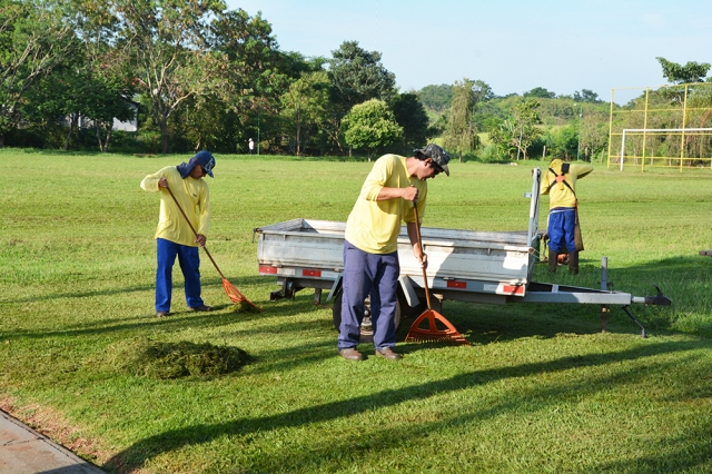 Funcionários da Diretoria de Esportes durante a limpeza no Parque do Paradão