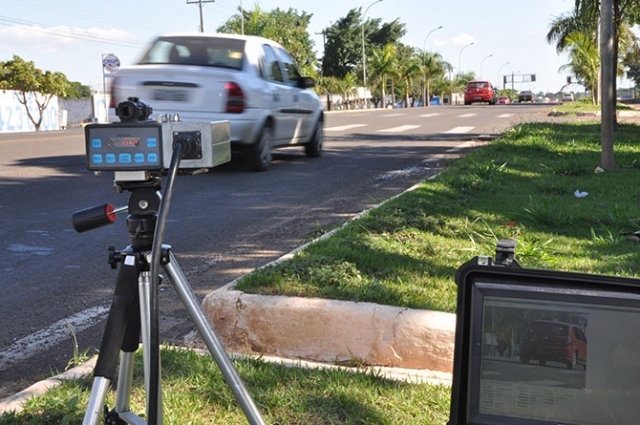 A velocidade limite é aquela indicada na via por meio de placas de sinalização.