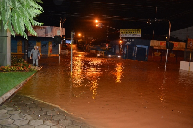Quem teve contato com a água da enchente deve ficar atento para sintomas de doenças infecto-contagiosas