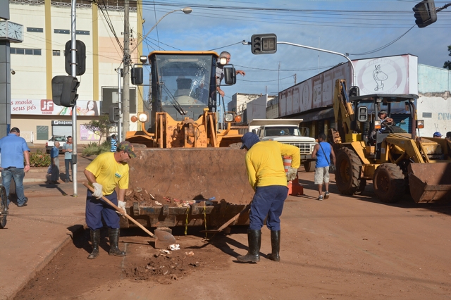 Equipes da Prefeitura trabalham em trecho da avenida 25 de Janeiro