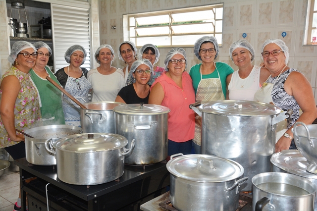 Voluntárias da IPI durante o preparo das refeições para as famílias atingidas