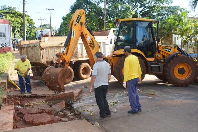 Funcionários da Diretoria de Obras durante trabalho na Ponte Luiz Cacciolari