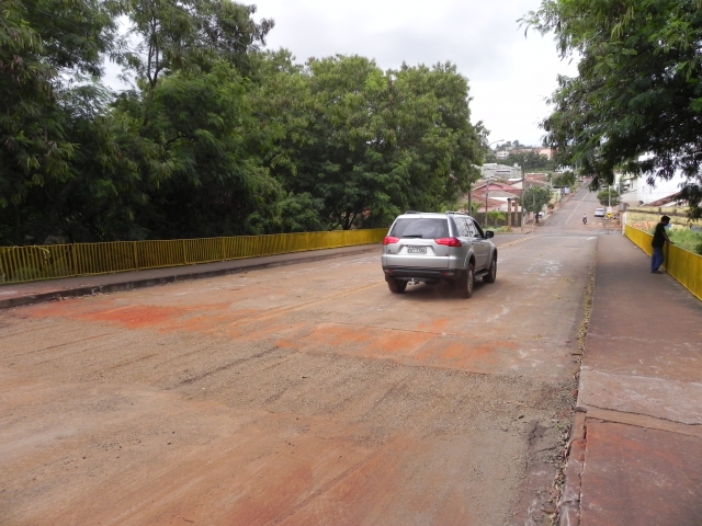 Prefeitura vai recuperar pavimento danificado na cabeceira da ponte