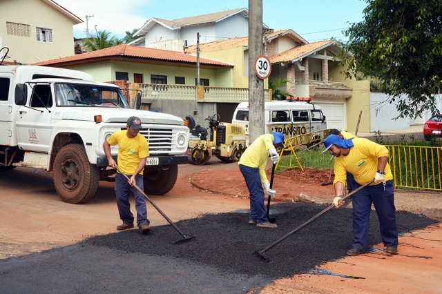 Foram usadas três toneladas de massa asfáltica fria na operação