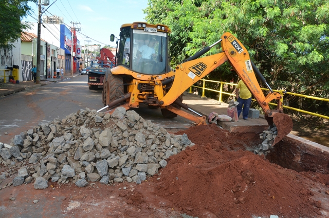 Prefeitura trabalha para liberar ponte danificada pela enchente no menor tempo possível