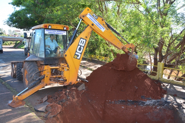 Prefeitura trabalha para liberar uma das pistas no menor tempo possível