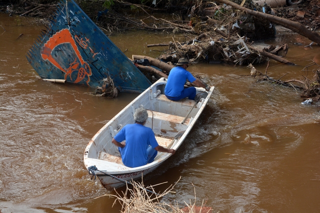 Funcionários do SAAE retiram entulhos em trecho do Rio Lençóis, na região do Jardim Primavera