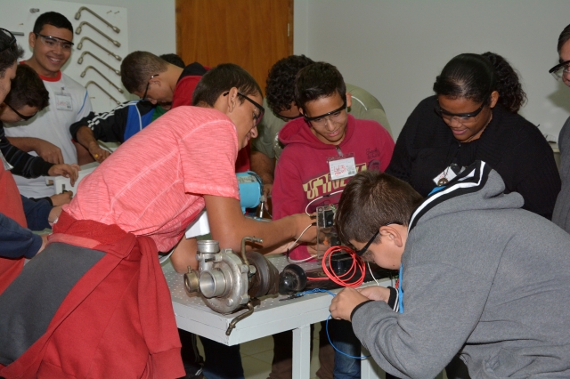 Aula de automotiva kids; curso também será oferecido em 2016 (foto Wagner Gonçalves/Assessoria de Comunicação e Cerimonial)