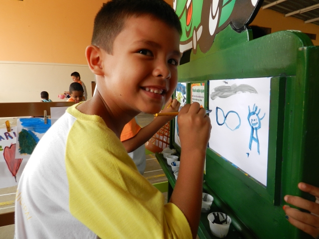 Aluno durante atividade na Escola Amélia Benta do Nascimento Oliveira (Vila Baccili)