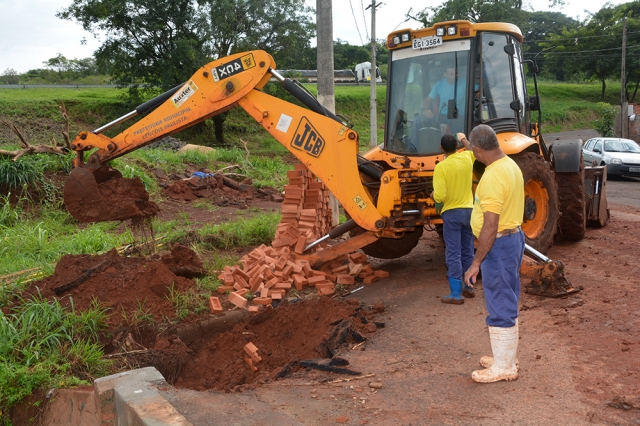 Trabalho contempla limpeza, retirada de entulhos e recuperação das cabeceiras