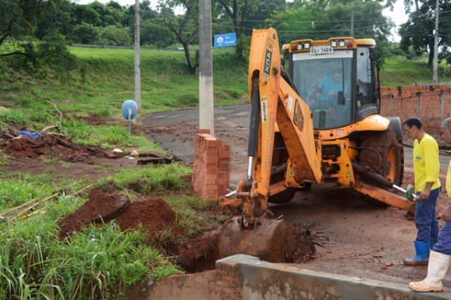 Servidores municipais realizam serviços para recuperar danos causados pela enchente de janeiro