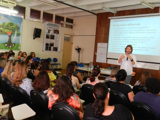 Documento pode ser entendido como um guia, que indica a direção a seguir, não apenas para gestores e professores, mas também para funcionários, alunos e famílias
