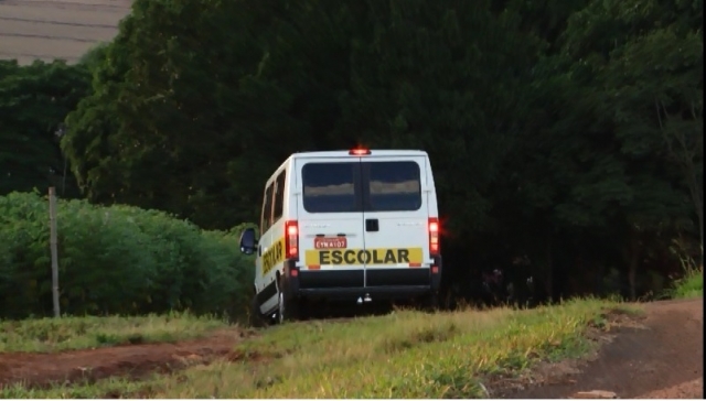 342 alunos que moram nos sítios e fazendas usam diariamente o sistema de transporte escolar; há também muitos outros atendimentos