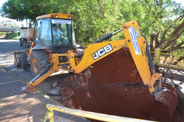 O cargo de operador de máquinas contempla operação com retroescavadeira (foto Wagner Gonçalves/Assessoria de Comunicação e Cerimonial)