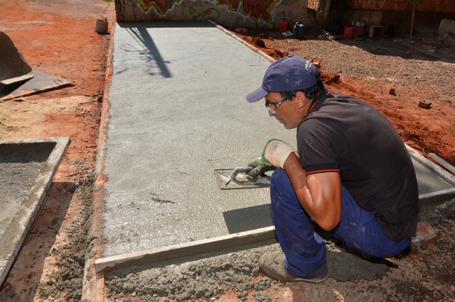 Servidor trabalha na reconstrução do calçamento em ponte da Vila Bacili
