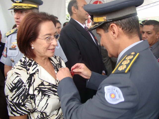 Condecoração é entregue a autoridades civis e militares que contribuem com trabalho dos Bombeiros