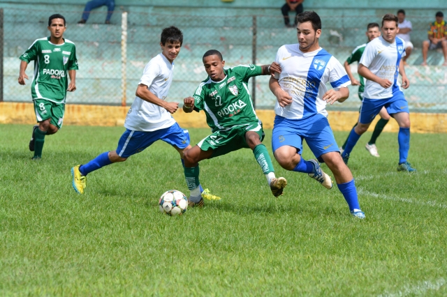 Palestra (uniforme verde) venceu por 7 a 3 Atlético Paulista