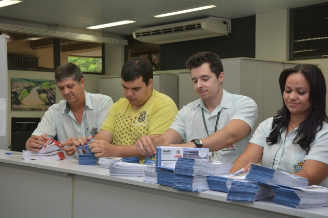 Servidores durante a separação dos carnês (foto Wagner Gonçalves/Assessoria de Comunicação e Cerimonial)