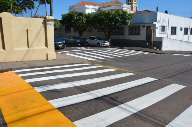Trecho do cruzamento as ruas Antônio Tedesco e Anita Garibaldi que recebeu nova pintura