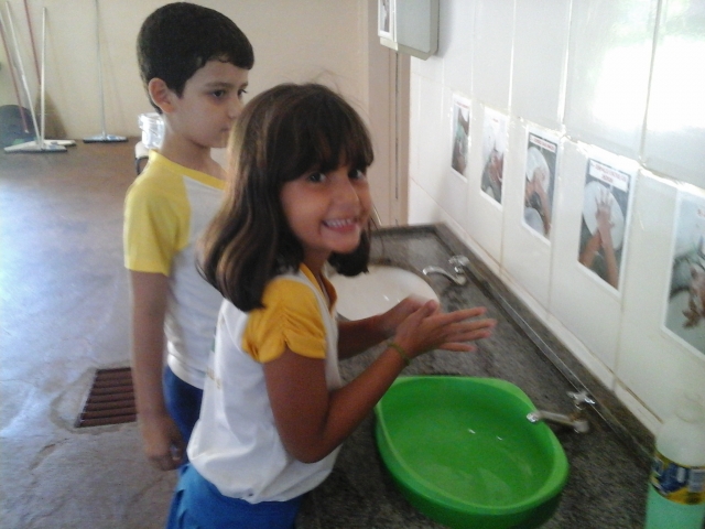 Ação foi proposta para que os alunos pudessem "gravar" como utilizar corretamente a água para lavar as mãos