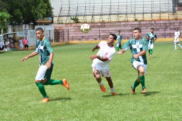 Lance do jogo entre São José (branco) e Alfredo Guedes (foto Wagner Gonçalves/Assessoria de Comunicação e Cerimonial)