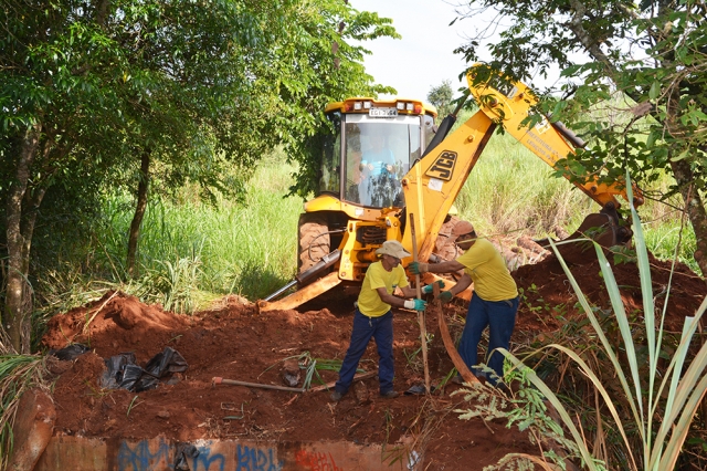 Servidores da Diretoria de Obras durante as obras na ponte