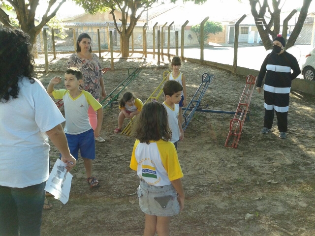 Crianças embarcam na busca pelos criadouros do Aedes