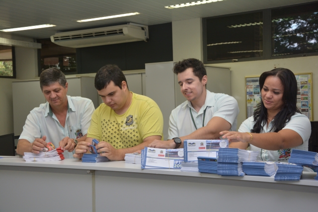 Servidores durante a separação dos carnês do tributo (foto Wagner Gonçalves/Assessoria de Comunicação e Cerimonial)