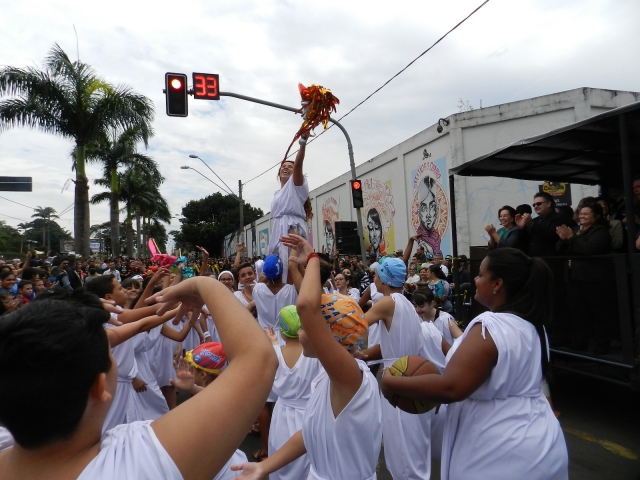 Uma simbólica tocha olímpica fez parte do final da programação para mostrar a garra esportiva dos  lençoenses;confira todas as fotos!