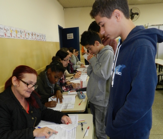 Alunos se dirigiram a cada um dos professores das oito disciplinas para conhecer notas, faltas e receber orientações