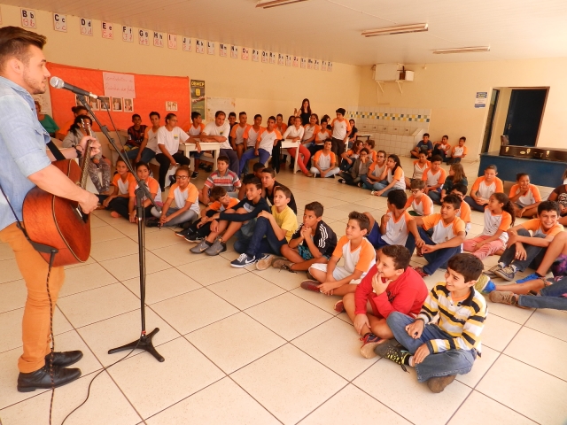 Alunos ganharam show e bate papo motivacional; na imagem, a apresentação na escola Philomena (Alfredo Guedes)