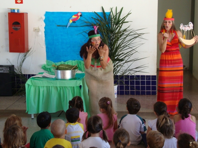 Na Creche Maria Inez Crepaldi, quinzenalmente todas as professoras planejam coletivamente a contação de história de uma forma diferente
