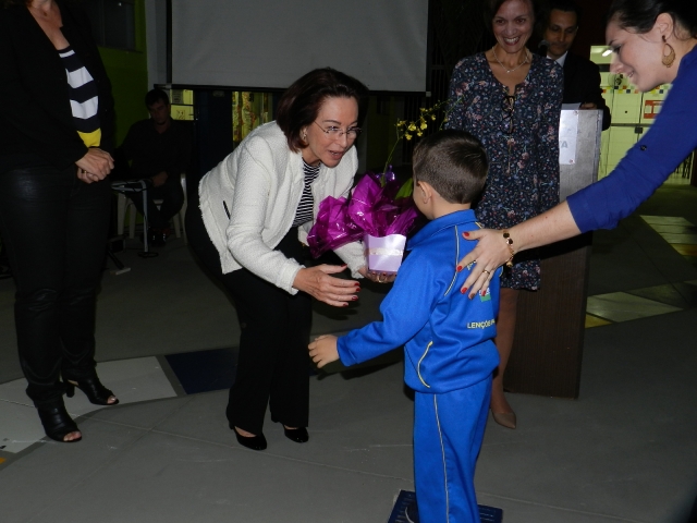 Prefeita Bel Lorenzetti recebe homenagem de aluno durante o cerimonial de entrega da ampliação e revitalização Creche Odette,  na Cecap; confira mais fotos ao final desta matéria