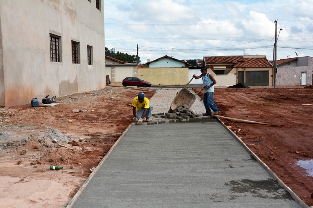 Funcionários da empresa contratada pela Prefeitura trabalham na colocação de piso intertravado (foto Wagner Gonçalves/Assessoria de Comunicação e Cerimonial)