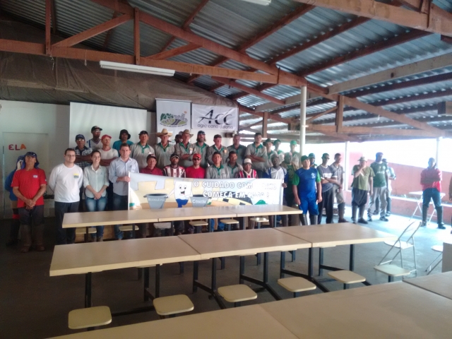 Funcionários da empresa Agro Cana Caiana durante palestra