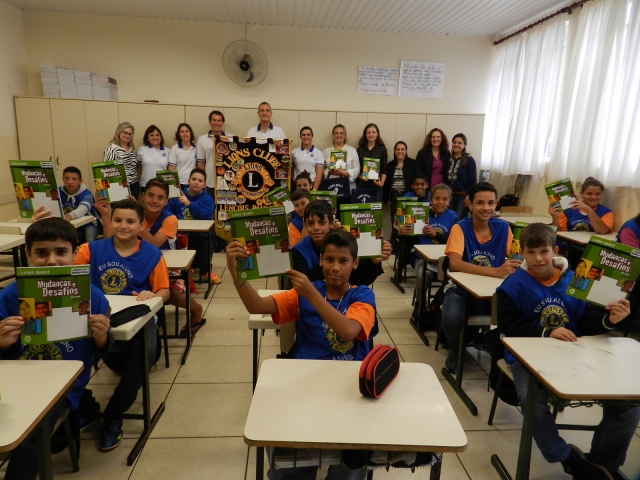 Alunos do sétimo ano, com representantes do Lions e da Rede Municipal de Ensino, durante o lançamento do Lions Quest na escola Philomena