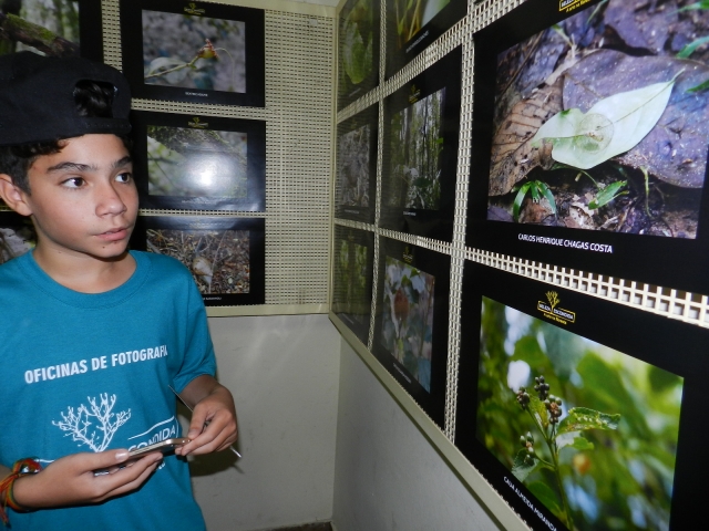 Alunos das escolas Lina Bosi e Idalina, que produziram as fotos, conferiram a exposição no primeiro dia do evento
