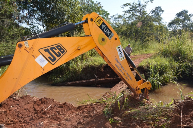 Máquina trabalha no local para limpeza e retirada de material danificado
