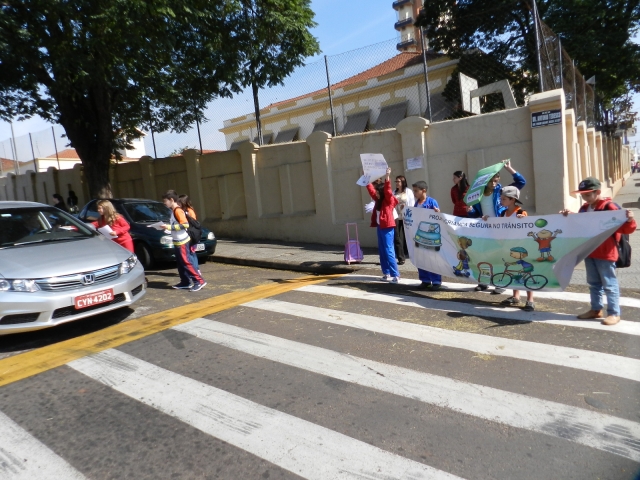 Munidos com faixas, cartazes, panfletos e com a informação na ponta da língua, os alunos da Escola Esperança  transmitiram mensagens de boas condutas ao volante