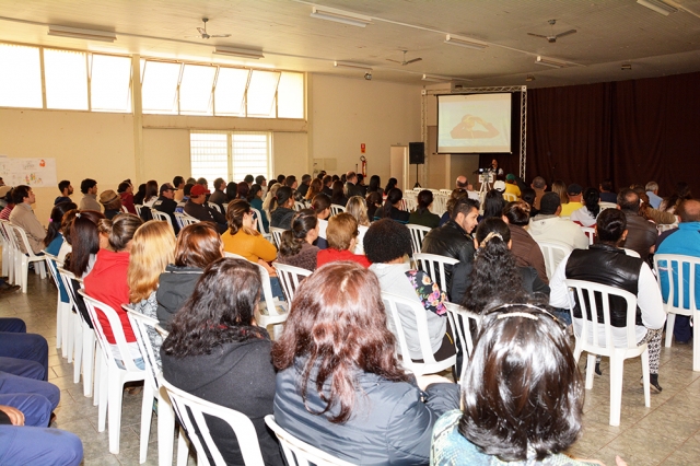 Servidores acompoanham a palestra com a técnica de Segurança do Trabalho Joelma no Salão de Festas da APAE