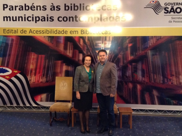 Prefeita Bel e Diretor de Cultura, Nilceu  Bernardo, durante premiação do concurso Bibliotecas Acessíveis