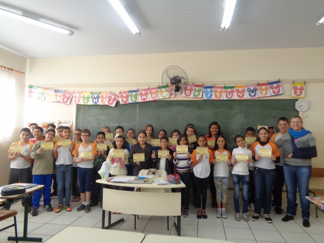 Alunos do 5º ano A e a professora Priscila exibem o certificado de reconhecimento: prata na etapa estadual e ouro na nacional