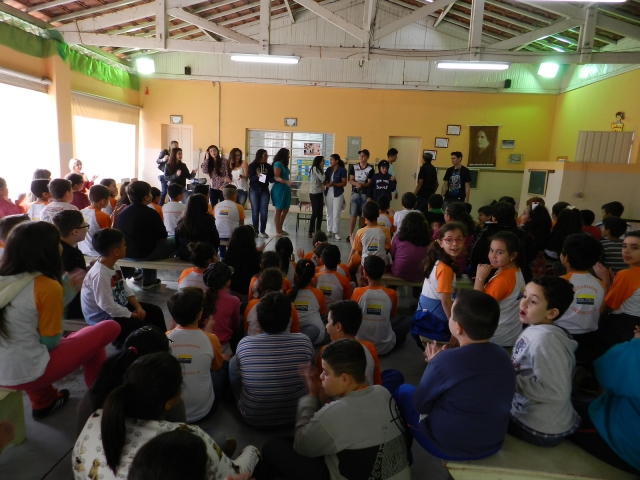 Alunos do oitavo ano B da Escola Lina Bosi apresentaram a peça teatral “Droga? Tô Fora” a alunos mais novos das escolas Eliza Pereira de Barros e Esperança de Oliveira